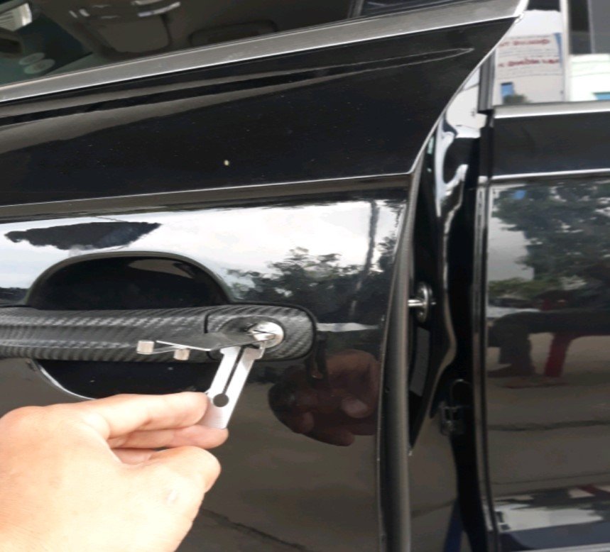Ảnh minh họa Bỏ quên chìa khoá trong xe hơi - Hình 3