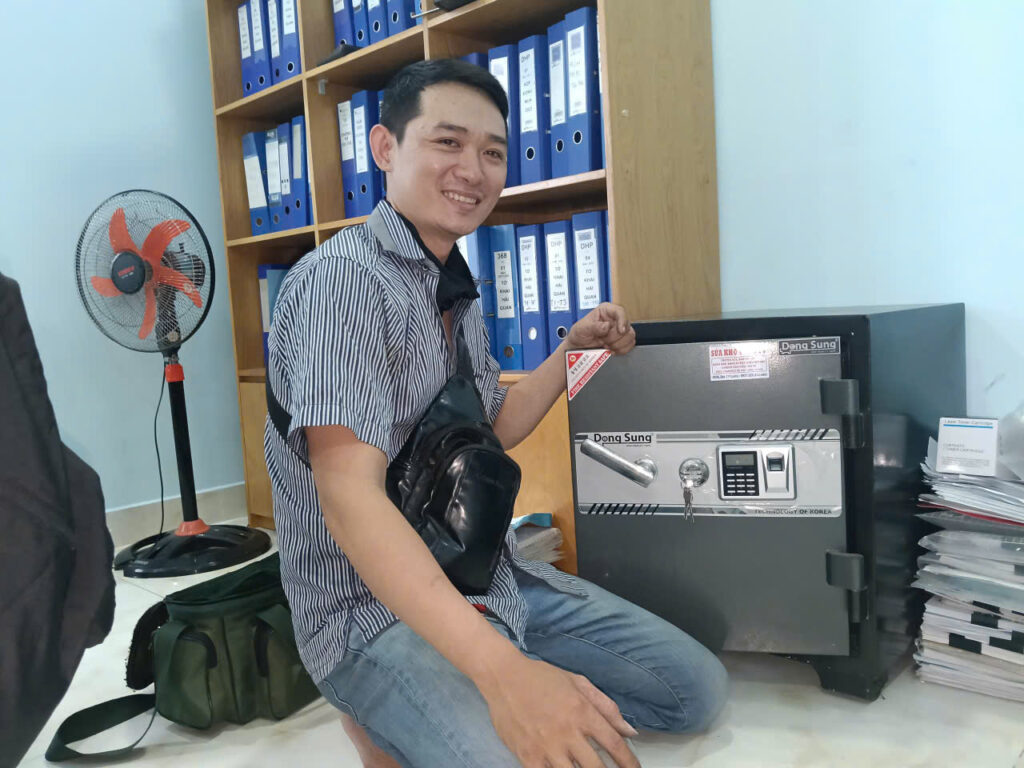 thợ sửa két sắt anh tú