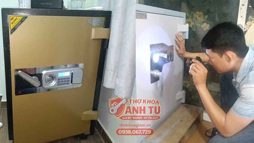 Thợ mở két sắt quên mã tại TP.HCM