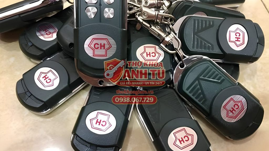 Bàn giao remote cửa cuốn mới cho chủ nhà sau khi kiểm tra giấy tờ